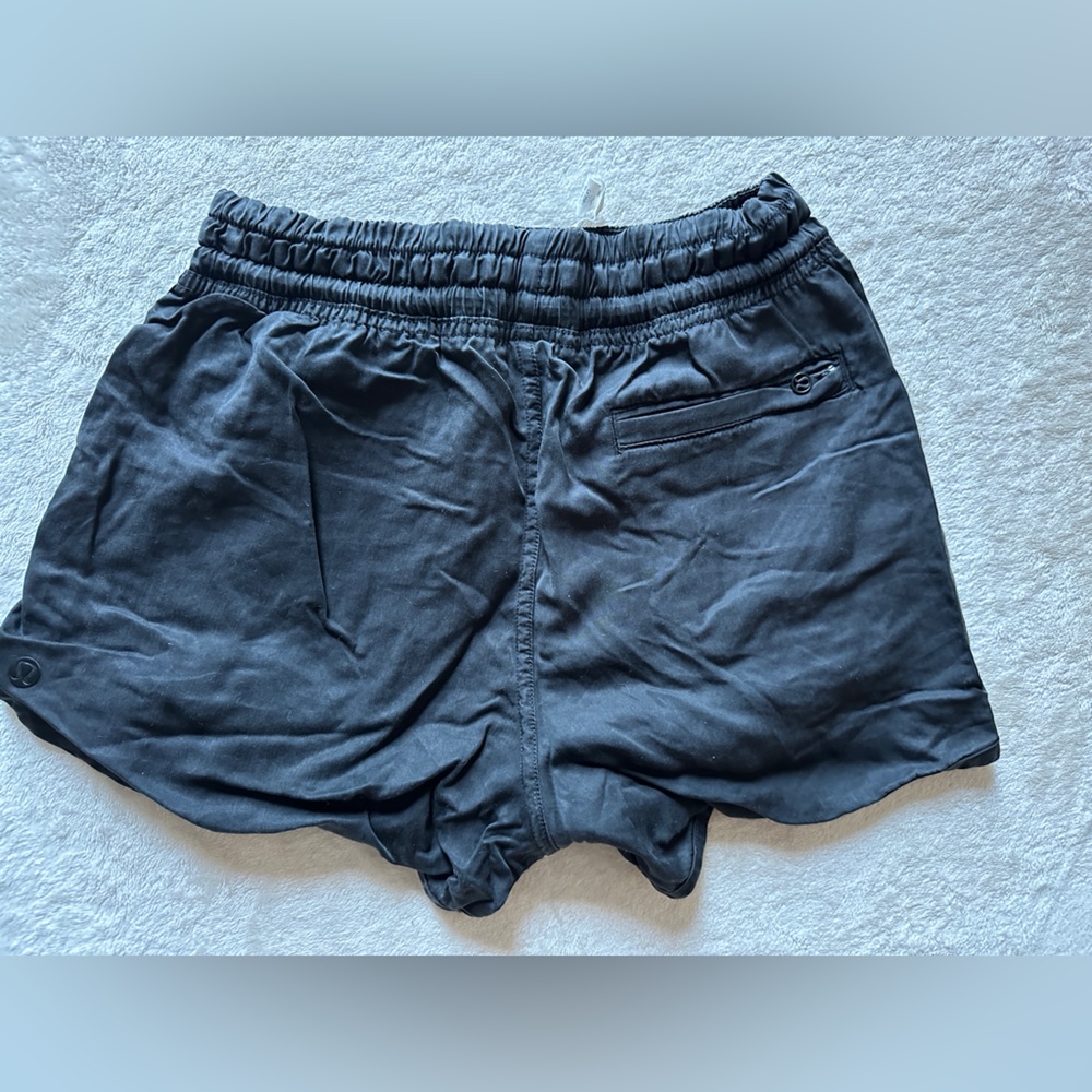 Lululemon shorts Black Size 2 Zip Back Pocket Tencel - Picture 3 of 3